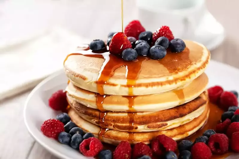 pancake with berries
